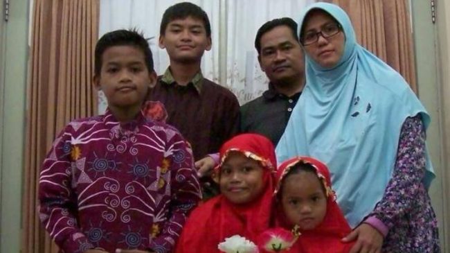 Indonezija: Cijela muslimanska šesteročlana obitelj se raznijela pred 3 crkve 22b3e7fb0cfe07e388e3