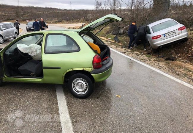 KLIZAVA CESTA, VOZAČI OPREZ Teška nesreća kod Mostara, ima ozlijeđenih