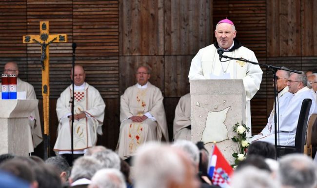 KRČKI BISKUP U BLEIBURGU ‘Dokad će nam drugi suditi i govoriti što je istina? Hrvatski narod ima pravo očuvati sjećanje na svoju prošlost’