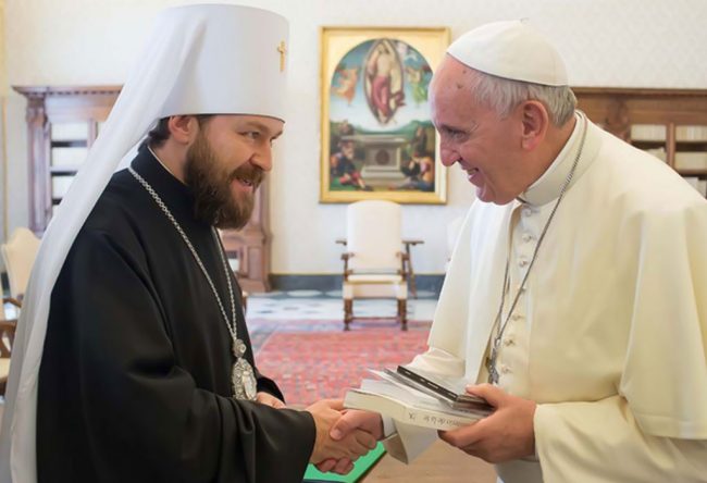 Moskva i Vatikan zajedno protiv liberalizma i fragmentacije katoličkog i pravoslavnog svijeta Mitropolit-Hilarion-i-papa-Franjo-u-Vatikanu