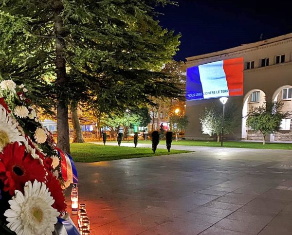 Hrvatski dom herceg Stjepan Kosača u Mostaru u bojama Francuske kao znak borbe protiv terorizma France11