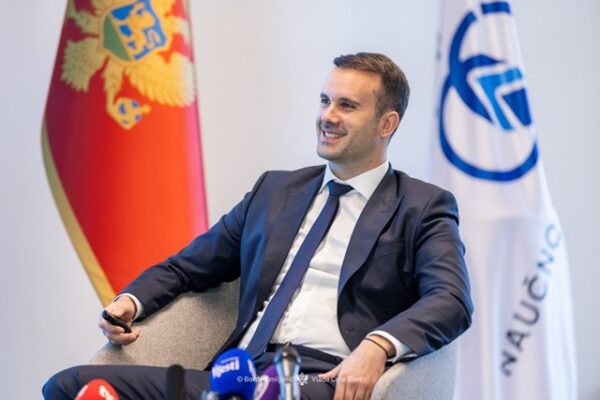 Milojko Spajić obećava povoljne stanove u Crnoj Gori pod nazivom 'Velje brdo'.